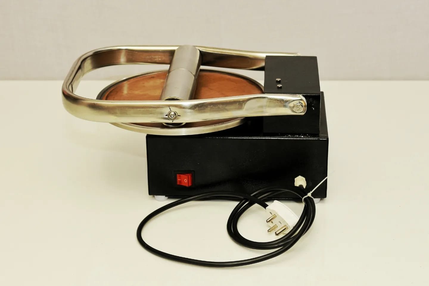 Side view of the RotiMitra upper frame in the pressing position