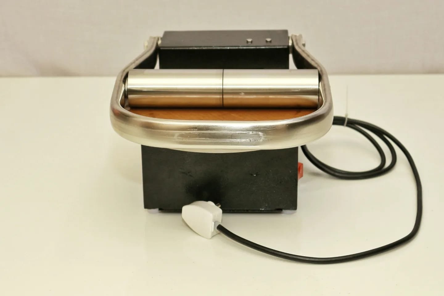 Front view of the RotiMitra assisted dough press