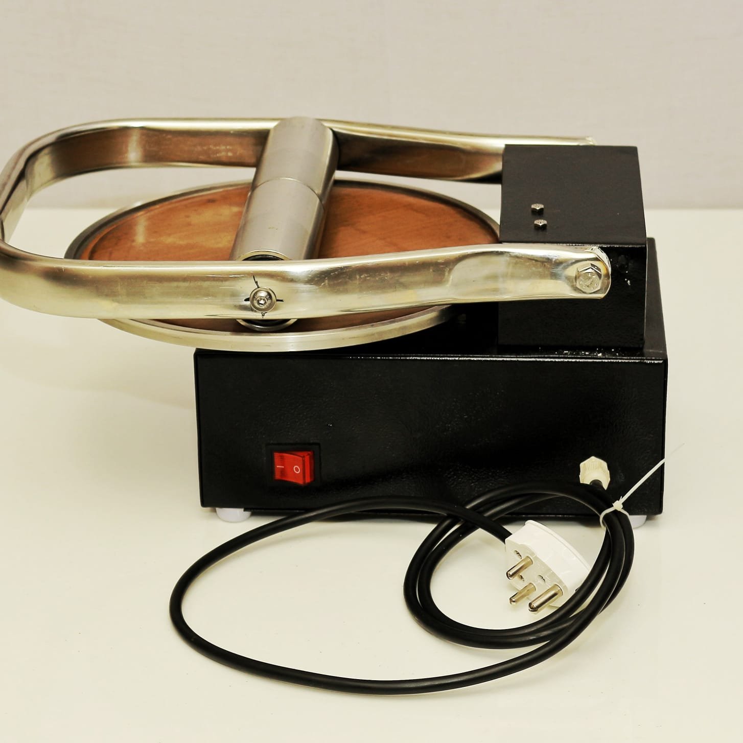 RotiMitra side profile showing the handle and base